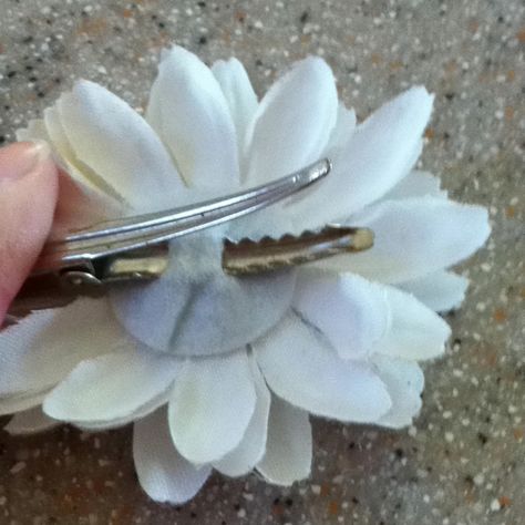 Diy Flower Hair Clips, Hair Clips Diy, Hair Bobbles, Easy Flower, Hair Flower, Flower Hair Clip, Flower Ideas, Flower Clip, Diy Hair