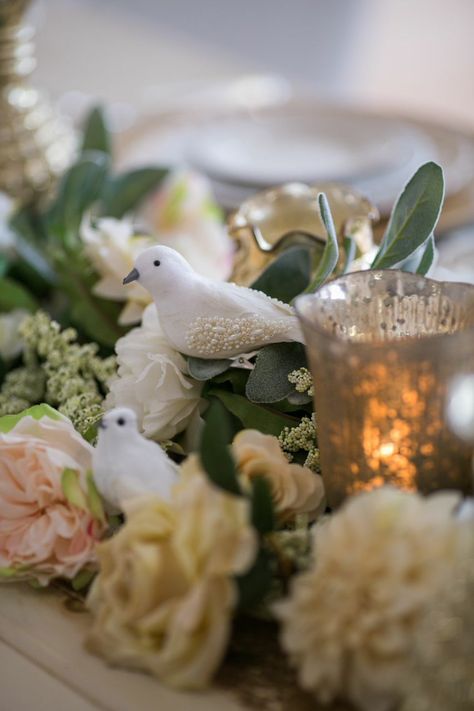 Dove Centerpieces, Hanging Dried Flowers Decor Wedding, White Doves Wedding, Dried Wedding Flower Ornaments, Birds Wedding Theme, Dove Wedding Theme, Bird Theme Wedding Decor, Bird Theme Wedding, Willow Tree Angel Nativity Display