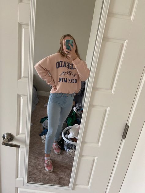 Sweatshirt Outfit With Jeans, Pink Sweatshirt Outfit, Outfit With Jeans, Light Jeans, Sweatshirt Outfit, Cute Fall Outfits, Pink Sweatshirt, Blue Jean, Fall Outfit