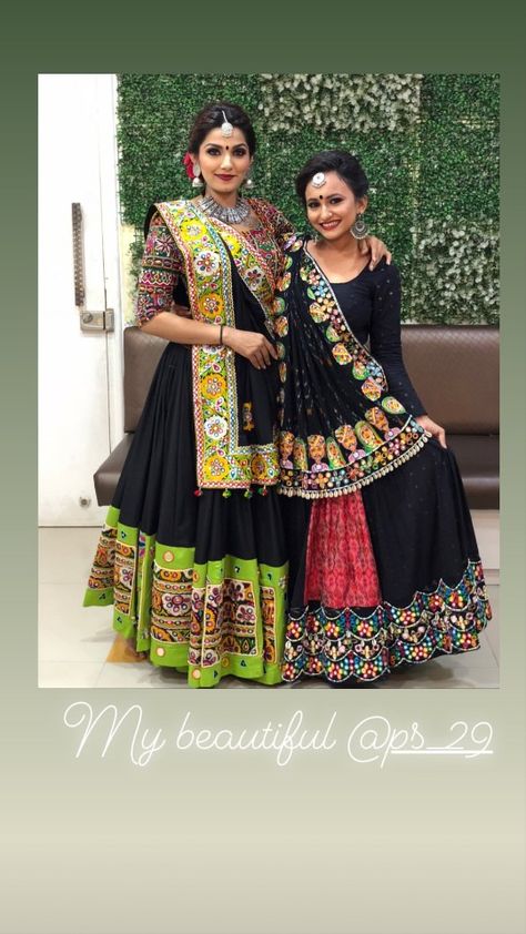 Tredisnal Chaniya Choli, Navratri Dress Traditional, Latest Chaniya Choli Design, Gamthi Chaniya Choli, Chaniya Choli Designs, Garba Dress, Designer Bridal Lehenga Choli, Choli Dress, Navratri Dress