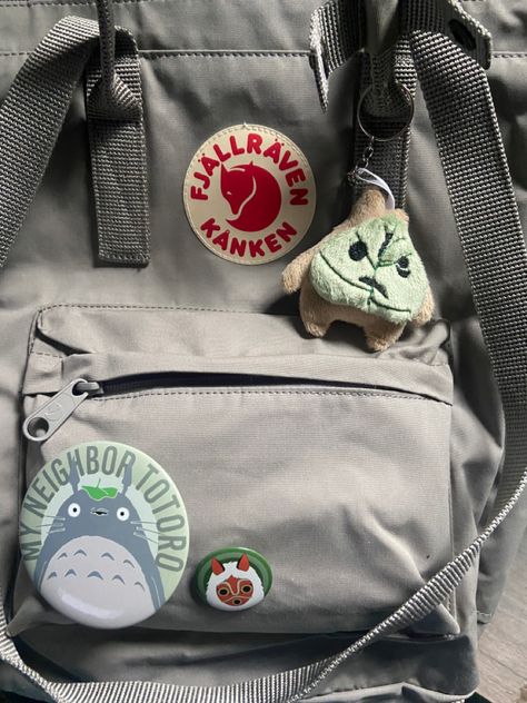 #kanken #inspiration #fashion #grunge #coquette #downtowngirl #backpack #lanadelrey #university #myneighbourtotoro #princessmononoke #thelegendofzelda #aesthetic #kankenbackpack #totebag Grey Kanken Aesthetic, Fjallraven Kanken Aesthetic, Kanken Aesthetic, My Neighbour Totoro, Grunge Coquette, Aesthetic Backpack, Fashion Grunge, Inspiration Fashion, Cute Keychain