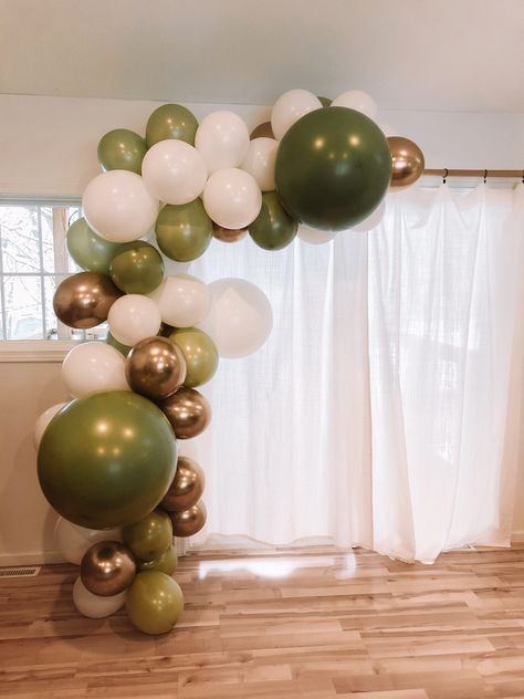 Baby Camp Balloon Arch Hunting Balloon Arch, Gold And White Balloon Arch, White Balloon Arch, Hunting Baby, Camping With A Baby, Baby Shower Backdrop, Camping Theme, White Balloons, Grad Party