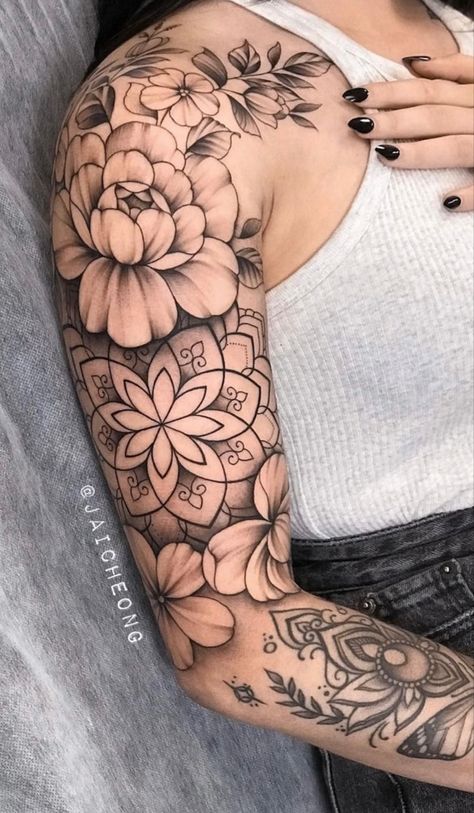 Upper Arm Tattoos For Women, Half Sleeve Tattoo Upper Arm, Unique Half Sleeve Tattoos, Shoulder Sleeve Tattoos, Mandala Tattoo Sleeve, Feminine Tattoo Sleeves, Tattoos For Women Half Sleeve, Upper Arm Tattoos, Floral Tattoo Sleeve