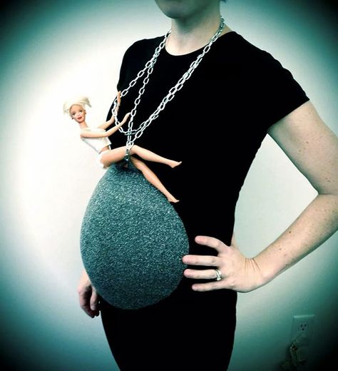 A Friend Having Some Fun With Her Pregnancy Most Creative Halloween Costumes, Pregnancy Costumes, Pregnant Halloween Costumes, Baby Kostüm, Women Jokes, Diy Kostüm, Pregnant Halloween, Black Halloween Dress, Creative Costumes