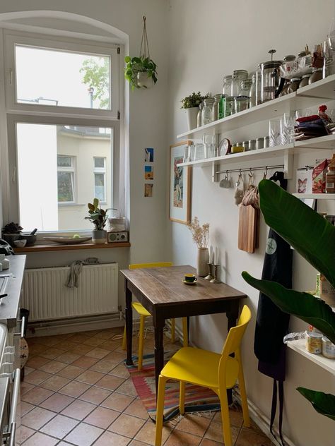 Tiny Parisian Kitchen, Small Apartment Kitchen Living Room, Cozy Small Apartment Ideas, Small Table Kitchen, Small Narrow Kitchen, Apartment Diys, Tiny Studio Apartment Ideas, Electric Colors, Gallery Kitchen