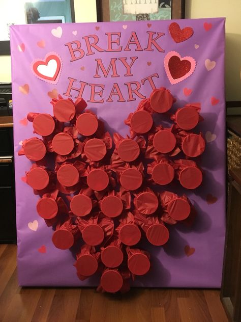 Game for VDay party.... Kids punch through the cup to get a prize. "Break My Heart" 5 Senses Gift For Boyfriend, Valentines Theme Party, Vday Party, Classroom Valentines Party, Kids Valentine Party, Valentines Class Party, Valentine's Day Party Games, Valentine Party Game, Saint Valentin Diy