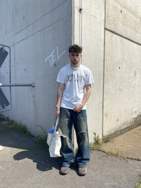 Baggy Ripped Jeans Outfit Men, Baggy Ripped Jeans Outfit, Blokecore Aesthetic, Aesthetic Pose Ideas, Gorpcore Aesthetic, Pose Ideas Instagram, Baggy Ripped Jeans, Streetstyle Aesthetic, Aesthetic Pose