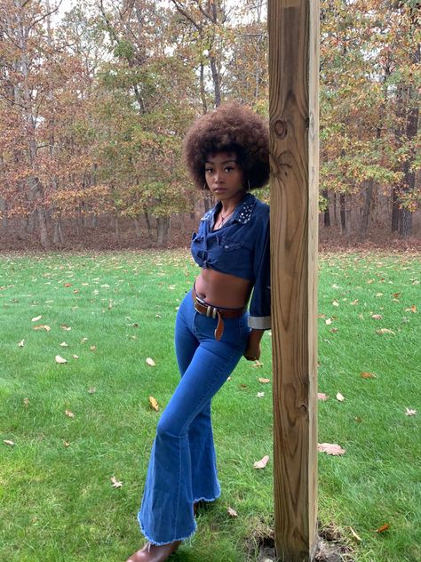 90s Fashion Bell Bottoms, 70s Afro Women, Bell Bottoms Black Women, 80s Bell Bottoms Outfit, 70s Womens Outfits Black Women, 70s Style Black Women, 70 Black Women Fashion, 70s Black Fashion Soul Train, 70s Theme Outfit Black Women