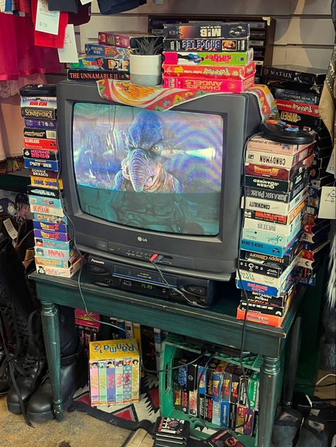 80s Video Store, Vhs Setup, Vhs Tv Aesthetic, Retro Tv Aesthetic, 2000s Older Brother Core Room, Cinema Bedroom, Living Room 80s, 80s Technology, 2000s Decor