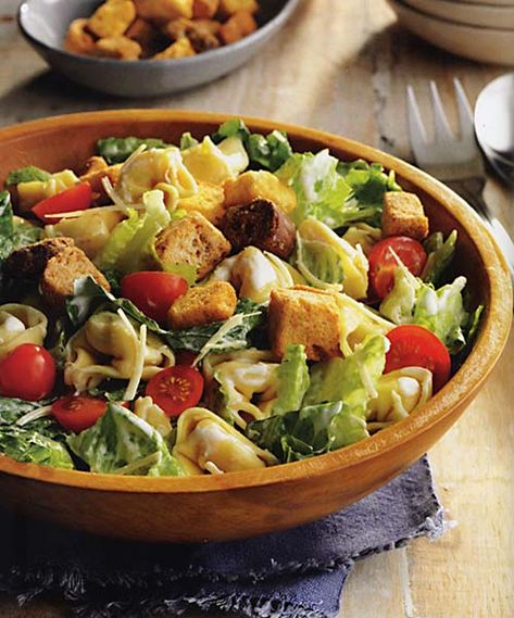 Tortellini Caesar Salad Quick Pasta Salad, Cold Pasta Salad Recipes, Romaine Salad, Tortellini Salad, Easy Pasta Salad Recipe, Caesar Salad Recipe, Creamy Dressing, Cold Pasta Salad, Cold Pasta