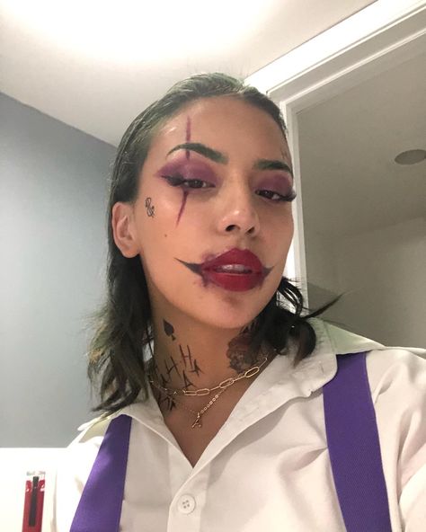 Simple Halloween Costumes Aesthetic, Joker Ideas Costumes, Joke Costume Female, Fem Joker Cosplay, Simple Joker Makeup Female, Joker Smile Makeup, Masculine Halloween Costumes For Women, Female Joker Costume Makeup, Joker Women Makeup