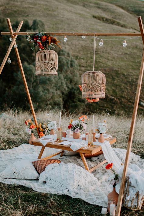 Hens picnics by More + More Creative Co – Table Threads Picnic Setting, Picnic Party Decorations, Ruangan Studio, Backyard Picnic, Picnic Inspiration, Picnic Decorations, Boho Picnic, Romantic Picnics, בר מצווה