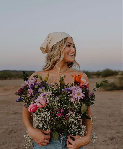 Flower Top Picture Ideas, Flower Pictures Photography With People, Flower Bra Pictures, Beach Flower Photoshoot, Boho Flower Photoshoot, Flowers As A Top Photoshoot, Floral Top Photoshoot Ideas, Best Friend Flower Top Photoshoot, Photoshoot Ideas Outside Spring