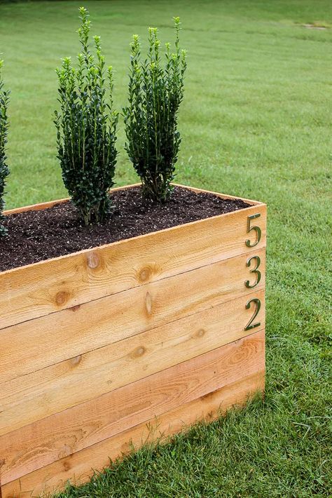 Diy Cedar Planter, Diy Cedar Planter Box, Diy Planters Outdoor, Planter Box Plans, Cedar Planter Box, Raised Planter Boxes, House Planter, Planter Project, Cedar Planters