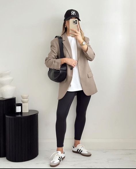 Chic Outfits Edgy, Adidas Samba Outfit, Look Legging, Samba Outfit, Look Adidas, Post Partum Outfits, Fall Transition Outfits, Casual Day Outfits, Classy Casual Outfits