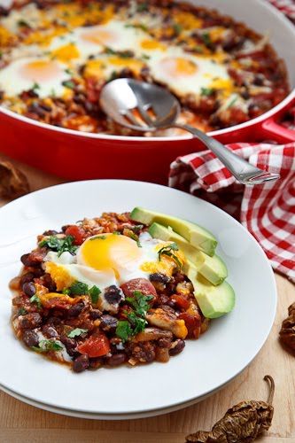 Legumes Recipes, Menu Sarapan Sehat, Baked Eggs Recipe, Reuben Sandwich, Baked Eggs, Breakfast Brunch Recipes, Lunch Snacks, Quesadillas, An Egg