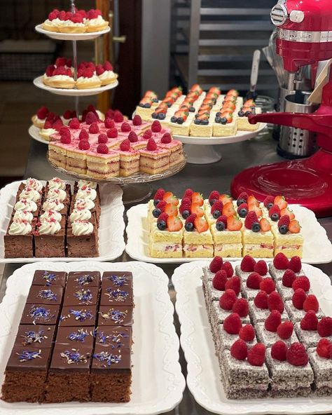 Mini Patisserie, Fresh Fruit Cake, Sweet Corner, Cakes And Desserts, Catering Desserts, Party Food Buffet, Catering Ideas Food, Baking Business, Fruit Water