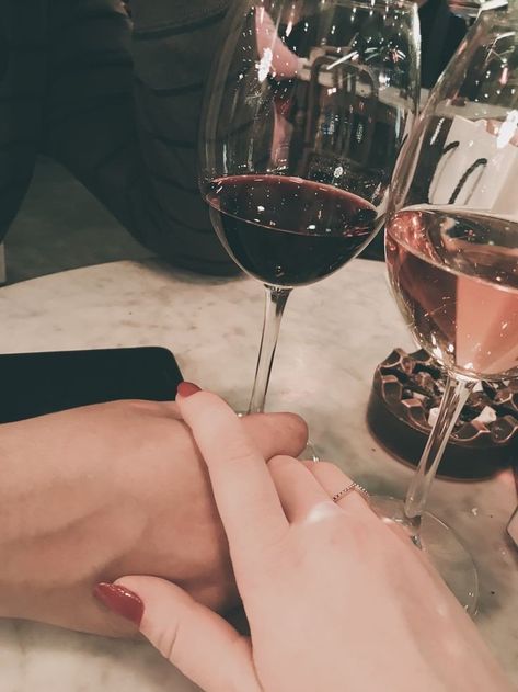 Couple With Wine Photography, Couples Drinking Wine, Couple Drinking Wine Romantic, Drinking Wine Pose, Wine Poses, Drinking Wine Photography, Wine Pics, Couples Dinner, Pretty Alcoholic Drinks