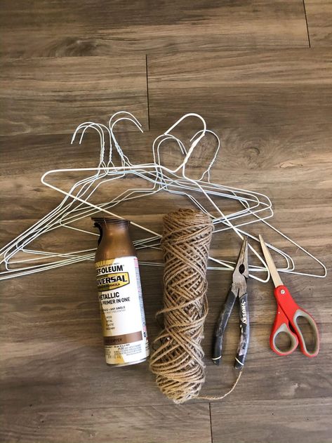 Julkransar Diy, Wire Hanger Crafts, Fun Garden Decor, Twine Diy, Twine Crafts, Hanger Crafts, Dollar Tree Christmas, Scarf Knitting, Rope Crafts