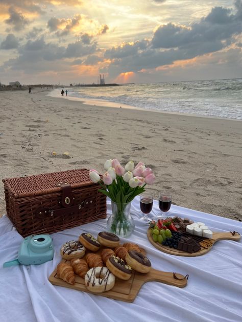 Picnic Decorations Ideas Simple, Picnic Aesthetic Romantic, Beach Picnic Setup, Beach Picnic Aesthetic, Romantic Beach Picnic, Beach Picnic Party, Montauk Beach, Breakfast Picnic, Picnic Dates