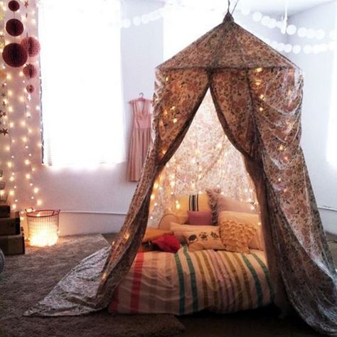 Cozy Room Nest Ideas for Lazy Humans Like Me (23) Diy Tent, Interior Boho, Blanket Fort, Decor Ikea, Bilik Tidur, Bohol, Meditation Room, Cozy Nook, Crib Bedding