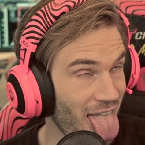 Pewdiepie Pfp, Pewdiepie Meme, Felix Pewdiepie, Felix Kjellberg, Gamer Room, Pewdiepie, Markiplier, Stick It Out, Dumb And Dumber