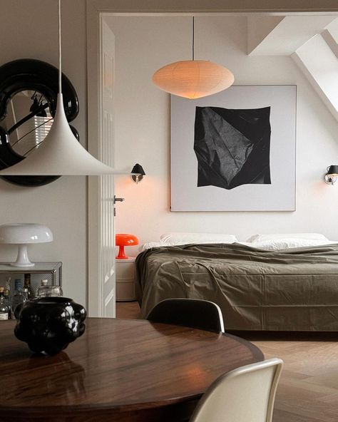 Mr Roofpot | Da war sie gestern … 🌞 #mylvngrm #midcenturymodern #vitra #classyinteriors #apartmenttherapy #eameschair #isamunoguchi #myinterior… | Instagram Vintage Minimalist Bedroom, Moody Home Interior, Postmodern Bedroom, Postmodern Interior, Moody Home, Deco Studio, April 21, Mid Century House, Minimalist Living Room