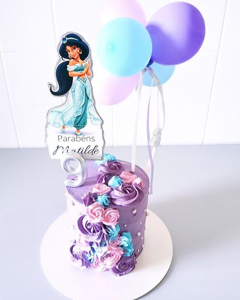 Bolo Jasmine Jasmine Cake Ideas, Jasmine Birthday Cake, Princess Jasmine Cake, Princess Theme Cake, Jasmine Cake, Aladdin Cake, Princess Jasmine Birthday Party, Aladdin Party, Princess Jasmine Birthday