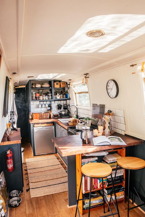 Narrow Boat Kitchen Ideas, Narrow Boat Kitchen, Narrowboat Interiors Inspiration, Small Boat Interior Ideas, Houseboat Kitchen, Narrowboat Kitchen, Narrowboat Life, Boat Kitchen, Boat Homes