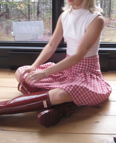 white reformation top - vintage red gingham midi skirt - red hunter rain boots Red Wellies Outfit, Gingham Shoes Outfit, Gingham Midi Skirt Outfit, Red Gingham Skirt Outfit, Red Gingham Dress Outfit, Red Rainboots Outfit, Cute Rain Boots Outfit, Red Gingham Outfit, Red Hunter Boots Outfit