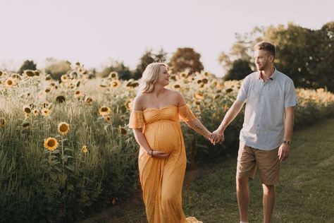 Sunflower Maturity Photoshoot, Maternity Pictures In Sunflower Field, Maternity Photo Shoot Ideas Sunflowers, Sunflower Photoshoot Maternity, Maternity Photos Sunflower Field, Sunflower Field Pregnancy Announcement, Sunflower Pregnancy Photos, Sunflower Field Maternity Photos, Sunflower Maternity Shoot