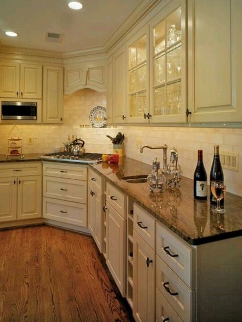 Perfect image of corner cooktop, hood and micro mounted- love the niche Stove Kitchen Design, Corner Stove Kitchen, Corner Stove, Stove Kitchen, Corner Cupboard, Farmhouse Remodel, Cabin Kitchens, Kitchen Hoods, Kitchen Corner