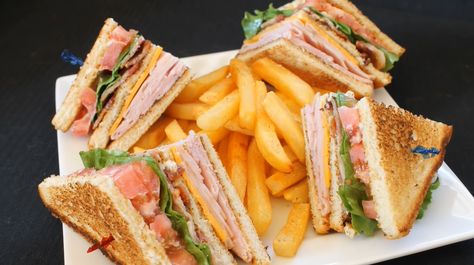 Club Sandwich Recipe (Denny's Copycat) | Recipes.net - Recipes.net Club Sandwich Recipe, Sandwich Recipe Videos, Turkey Club Sandwich, Pasti Fit, Club Sandwiches, Muffuletta Sandwich, Turkey Sandwiches Recipes, Club Sandwich Recipes, Hot Sandwich