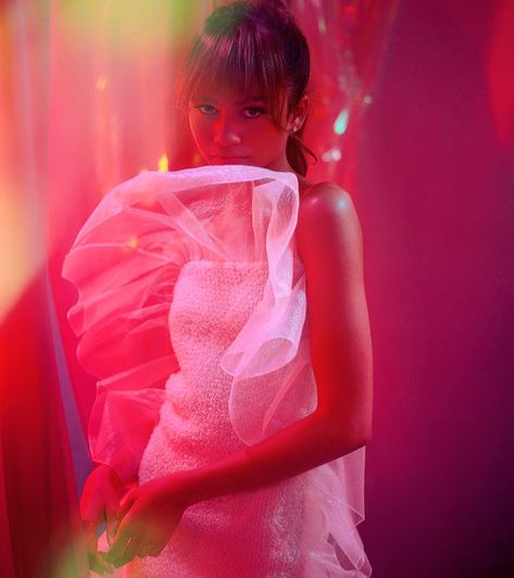 Euphoria Photoshoot, Zendaya Photoshoot, Euphoria Vibes, Euphoria Cast, Euphoria Aesthetic, Zendaya Style, Photographie Portrait Inspiration, Zendaya Coleman, Pink Wall