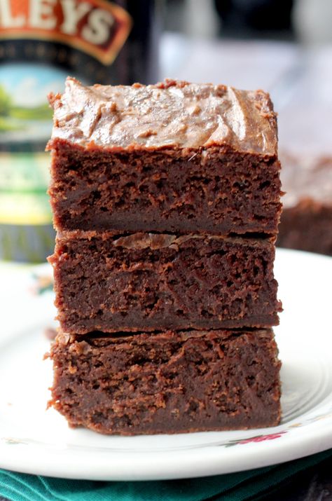 Irish Cream Brownies #recipe.  Look how fudgy! Irish Cream Brownies, Irish Cream Recipe, Baileys Recipes, Baileys Irish, Recipe Girl, Baileys Irish Cream, Brownies Recipe, Irish Recipes, Brownie Bar