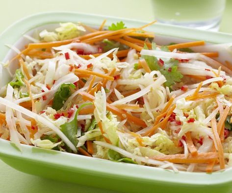 A fragrant and fresh Vietnamese coleslaw with a sweet and sour lime dressing. Vietnamese Coleslaw, Beetroot Relish, Bread Pudding With Apples, Lazy Dinners, Healthy Dinner Ideas, Marinated Salmon, Vegetarian Sides, Bbq Sides, Vegetarian Side Dishes