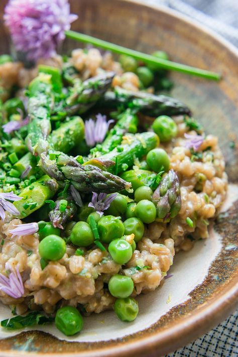 Creamy Farro with Pesto Asparagus and Peas Best Peas Recipe, Creamy Farro, Vegetarian Potluck, Pesto Asparagus, Asparagus And Peas, Farro Recipes, Vegan Entrees, Spring Dishes, Asparagus Recipes