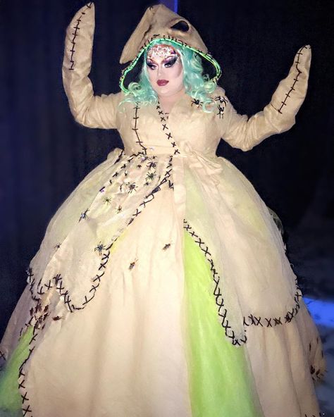 Eureka! The Elephant Queen! on Instagram: “🕷🎄”I’m the Oogy Boogy Man!!” 🎄🕷#christmasqueens Costume @theladyhyde Hair @in2gr8ion Nails @talkaboutbarbie Cosmetics @sugarpill…” Work Costumes, Oogie Boogie Costume, Badass Halloween Costumes, Carnaval Outfit, Clever Costumes, Cosplay Ideas Women, Boogie Man, Future Costume, Diy Couples Costumes