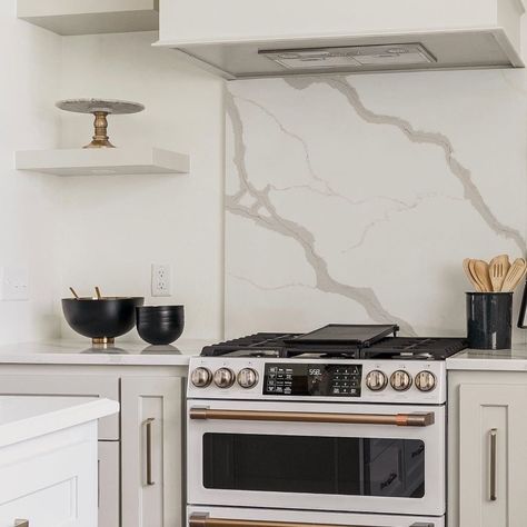 Cafe Appliances on Instagram: “Stunning kitchen by @micahabbanantodesigns. #distinctbydesign . . . Quartz backsplash? Yes please! 🙋🏻‍♀️ • • • • •  #style #design…” Quartz Backsplash Behind Stove, Backsplash Behind Stove, Cafe Appliances, Kitchen Cooking Appliances, Kitchen Ranges, Electric Ranges, Smeg Appliances, Quartz Backsplash, Kitchen Aid Appliances