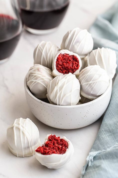 Bowl of red velvet truffles with red wine. Red Themed Snacks, Chocolate Red Velvet Cake, Cake Pop Receita, Red Velvet Truffles, Red Snacks, Red Velvet Cake Pops, Black Dessert, Red Desserts, Cake Pop Designs