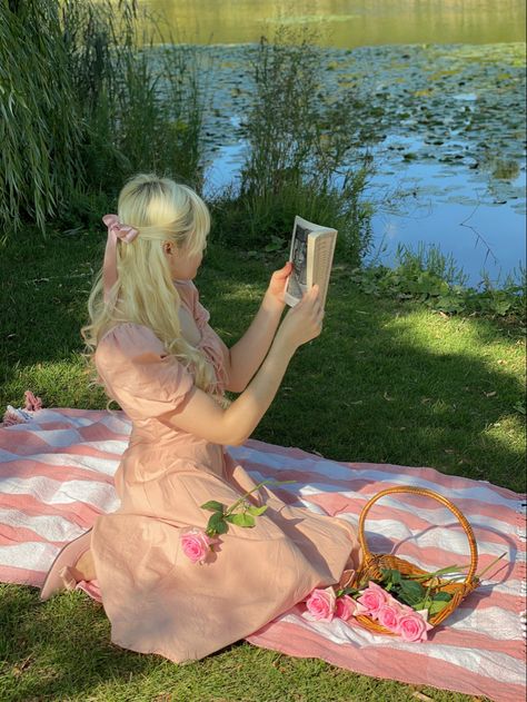 Cottagecore cottondolly cottagecore inspo girly inspo princesscore princess outdoor photo indea Feminine Dresses Romantic, Cottagecore Dresses, Royal Core, Princess Core, Outdoor Photos, Spring Aesthetic, Feminine Aesthetic, Aesthetic Colors, Princess Style