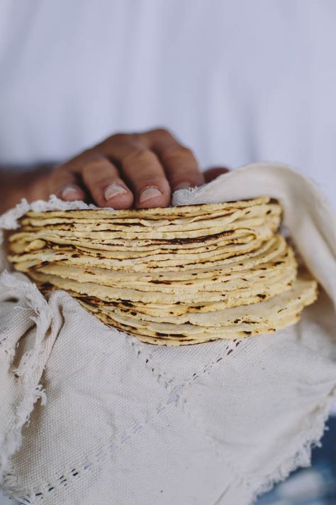 Homemade Corn Tortillas Homemade Corn Tortillas, Diy Easy Recipes, Corn Tortillas, Tamales, Mexican Dishes, Naan, Tortillas, Traditional Food, Sans Gluten