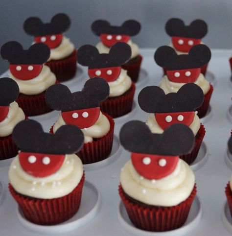 Cupcakes Minnie Mouse, Mickey Cupcakes, Mickey Mouse Birthday Cake, Mouse Cupcakes, Mickey Mouse Cupcakes, Mickey Mouse First Birthday, Disney Desserts, Bento Cakes, Mickey Cakes