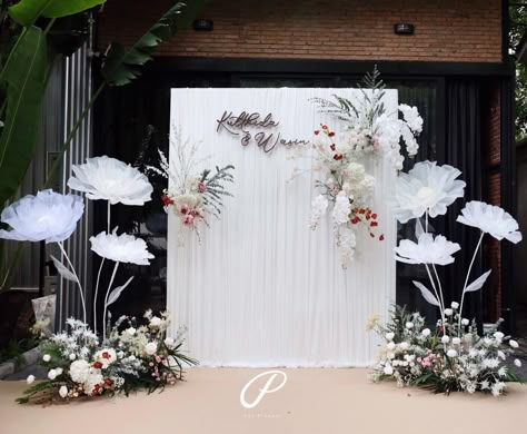 Giant Flower Backdrop, Giant Flowers Diy, Corporate Event Design, Wedding Hall Decorations, Diy Photo Backdrop, Wedding Stage Design, Dream Wedding Decorations, Wedding Planning Decor, Wedding Backdrop Design