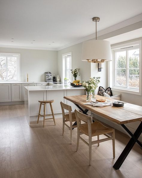 Jotun LADY on Instagram: “Kakeeksperten @idagranjansen har teft for både søte kaker og interiør!⁠ I familiens nye, lekre hjem, skaper de dempede fargene harmoni og…” 90s Kitchen, Jotun Lady, Tudor Kitchen, Victorian Renovation, Walls Art, La Face, Pure Color, Wall Colors, Dining Bench