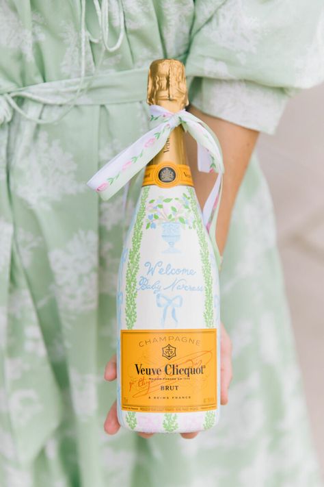 Painted Champagne Bottle Diy, Social Garden, Wedding Champagne Bottles, Painted Champagne Bottle, Custom Champagne Bottle, Baby Boy Signs, 21st Birthday Themes, Artsy Ideas, Painted Bottles