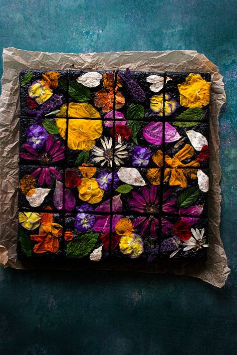 Chocolate Brownies Recipe - The Marmalade Teapot Food With Flowers Aesthetic, Edible Flowers Dessert, Brownie Decoration Ideas, Floral Brownies, Brownies Decoration Ideas, Botanical Baking, Flower Brownies, Chocolate Summer Desserts, Brownies Aesthetic