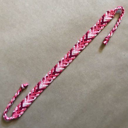 Bird Friendship Bracelet Pattern, Pink Friendship Bracelet, Bracelets Inspiration, Brazilian Bracelet, Diy Friendship Bracelet, String Bracelet Patterns, Friendship Bracelet Patterns Easy, Yarn Bracelets, Cute Friendship Bracelets