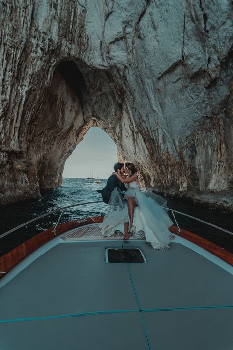 Honey Moon Places, Dream Honeymoon Destinations, Cheap Honeymoon, Boat Photoshoot, Tropical Honeymoon, Honeymoon Night, Honeymoon Pictures, Getting Married In Italy, Italy Honeymoon