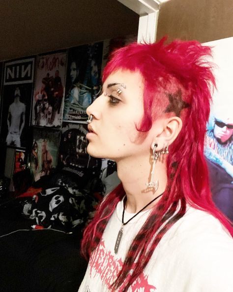 ★ seb ★ on Instagram: “New hair （ ͡° ͜ʖ ͡°)つ━━✫・*。 again” Shaved Side Hairstyles Alt, Deathhawk Down, Punk Rock Hairstyle, Curly Deathhawk, Deathhawk Long, Punk Undercut, Deathhawk Hairstyles, Coontail Hair, Short Deathhawk